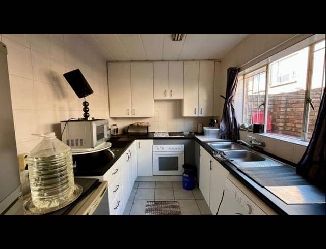 2 BEDROOM TOWNHOUSE FOR SALE IN VANDERBIJLPARK SE 3